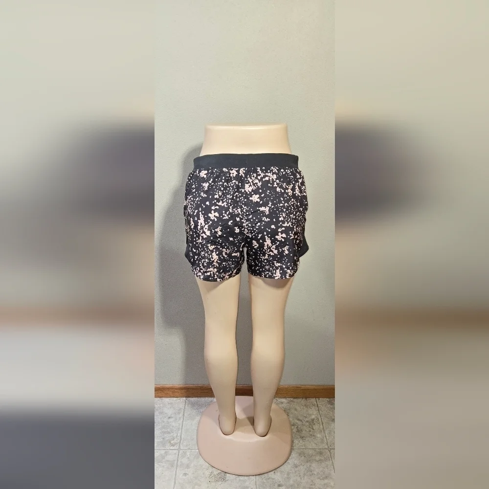 Under Armour Loose Fit Heathgear Athletic  Shorts Women's Size Medium